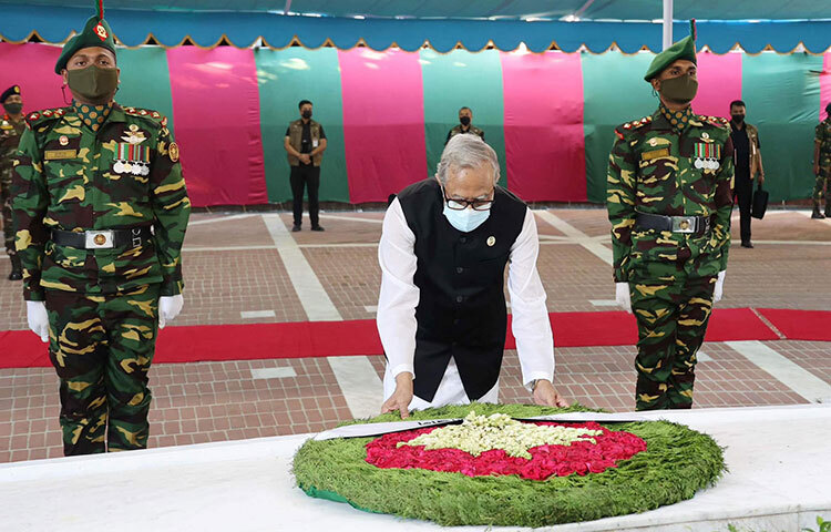 রাষ্ট্রপতি এম আবদুল হামিদ পদ্মা সেতু অতিক্রম করে টুঙ্গিপাড়ায় পৌঁছে আজ বিকেলে জাতির পিতা বঙ্গবন্ধু শেখ মুজিবুর রহমানের মাজারে ফুল দিয়ে শ্রদ্ধা জানান এবং মজার জিয়ারত করেছেন। ছবি: ইয়াসিন কবির জয়