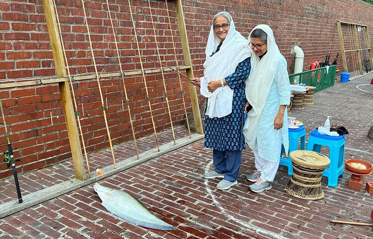 আজ বাংলাদেশ আওয়ামী লীগের অফিসিয়াল ফেসবুকে পেজে শেয়ার করা তিনটি ছবিতে এমন দৃশ্য দেখা গেছে। ছবি তিনটি প্রধানমন্ত্রীর সরকারি বাসভবন গণভবনে তোলা। দলের ফেসবুক পেজে শেয়ার করা ছবিগুলোর সঙ্গে একটি ক্যাপশনও দেওয়া হয়েছে। ছবি: সংগৃহীত