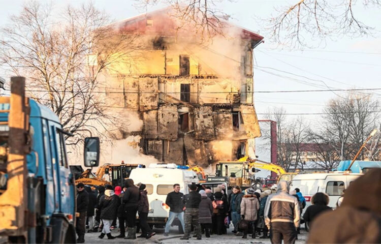 রাশিয়ার দক্ষিণপূর্বাঞ্চলীয় সাখালিন দ্বীপের একটি পাঁচতলা আবাসিক ভবনে গ্যাস লিকেজ থেকে ঘটা বিস্ফোরণে কমপক্ষে ৯ জন নিহত ও ১২ জন আহত হয়েছেন। স্থানীয় গভর্নর জানান আজ ভোরের দিকে সাখালিনের তিমোভস্কোয় শহরে এ বিস্ফোরণ ঘটে। ছবি: সংগৃহীত