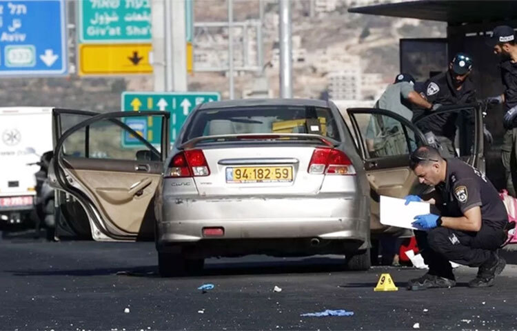 জেরুজালেমে দুটি আলাদা স্থানে বিস্ফোরণে একজন নিহত ও অন্তত ১৪ জন আহত হয়েছেন। বিশেষ করে বাসস্ট্যান্ডে জনসমাগম লক্ষ্য করে এ বিস্ফোরণ ঘটানো হয়। ইসরায়েলের চিকিৎসকরা এ তথ্য নিশ্চিত করেছেন। আজ প্রথম বিস্ফোরণটি ঘটে শহরের একটি বাসস্ট্যান্ডে রাখা ডিভাইস থেকে। এতে ১১ জন আহত হন। পরে তাদেরকে হাসপাতালে নেওয়া হলে একজনের মৃত্যু হয়। ছবি: সংগৃহীত