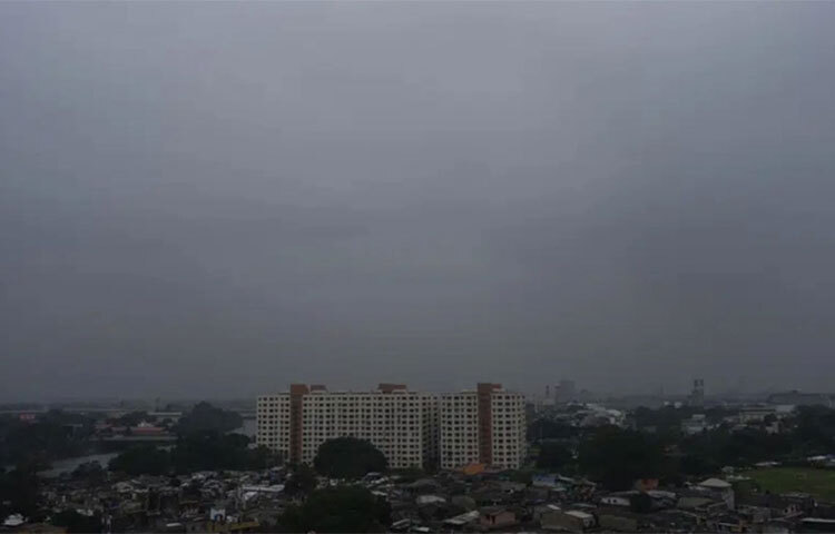 দ্বীপ রাষ্ট্র শ্রীলঙ্কায় প্রতিকূল আবহাওয়া বিরাজ করছে। দেশটির স্বাস্থ্য ও পরিবেশ কর্মকর্তারা জানিয়েছে, অধিকাংশ এলাকায় বাতাসের মান অস্বাস্থ্যকর অবস্থায় পৌঁছেছে। এমন পরিস্থিতিতে শ্রীলঙ্কার স্কুলগুলো বন্ধ রাখা হয়েছে। এপির এক প্রতিবেদনে এ তথ্য জানানো হয়। ছবি: সংগৃহীত