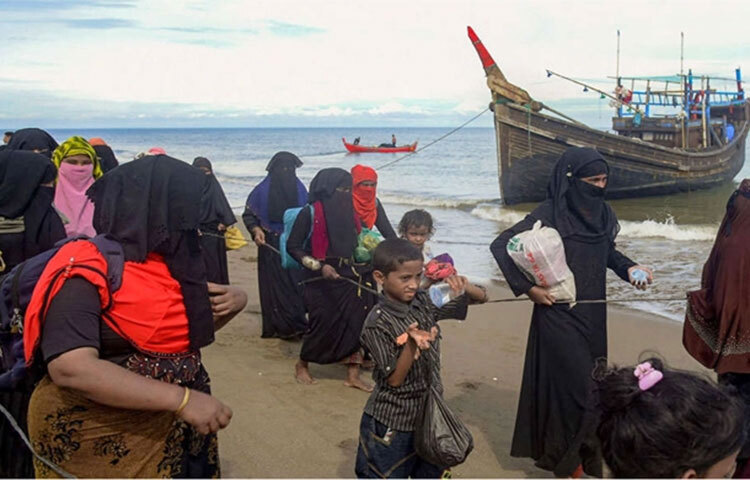 আন্দামান সাগরে ডুবন্ত একটি নৌকা থেকে ১৫৪ জন রোহিঙ্গাকে উদ্ধার করেছে ভিয়েতনামের একটি তেলবাহী জাহাজের নাবিকরা। উদ্ধার হওয়াদের মধ্যে ১৫৪ জন রোহিঙ্গার মধ্যে ৪০ জন নারী ও ৩১ জন শিশু। ছবি: সংগৃহীত