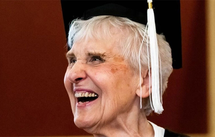 অবশেষে স্নাতক ডিগ্রি নিতে মঞ্চে যাচ্ছেন ৯০ বছর বয়সী এক নারী। কলেজ জীবন শুরু করার ৭১ বছর পরই এই সনদ পাচ্ছেন তিনি। ঘটনাটি যুক্তরাষ্ট্রের। জয়েস ডিফাউ নামের এই নারী ১৯৫১ সালে উত্তর ইলিনয় বিশ্ববিদ্যালয়ে গার্হস্থ্য অর্থনীতিতে ভর্তি হয়েছিলেন স্নাতক করার জন্য। ছবি: সংগৃহীত