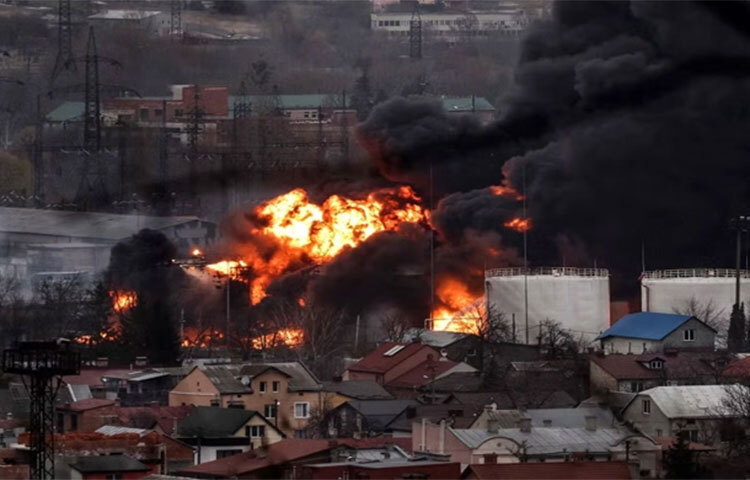 ইউক্রেনে নতুন করে ব্যাপক ক্ষেপণাস্ত্র হামলা চালিয়েছে রাশিয়া। আজ ইউক্রেনের দক্ষিণ ও পূর্বাঞ্চলে এসব হামলা চালায় রুশ সেনারা। এদিকে, রাশিয়ার ছোগা ক্ষেপণাস্ত্রগুলো প্রতিহত করতে দেশজুড়ে বিমান প্রতিরক্ষা ব্যবস্থা চালু করেছে ইউক্রেনের প্রতিরক্ষা বাহিনী। ছবি: সংগৃহীত