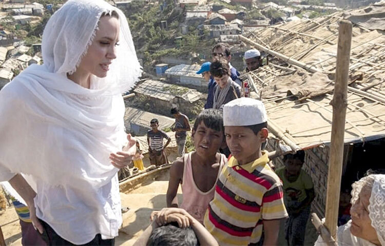 অস্কার জয়ী হলিউড অভিনেত্রী অ্যাঞ্জেলিনা জোলি আর জাতিসংঘের শরণার্থীবিষয়ক সংস্থা ইউএনএইচসিআর-এর বিশেষ দূত থাকছেন না। তিনি নিজেই বিষয়টি নিশ্চিত করেছেন। ২০ বছর ধরে এই সংস্থার সঙ্গে কাজ করছেন অ্যাঞ্জেলিনা জোলি। ছবি: সংগৃহীত