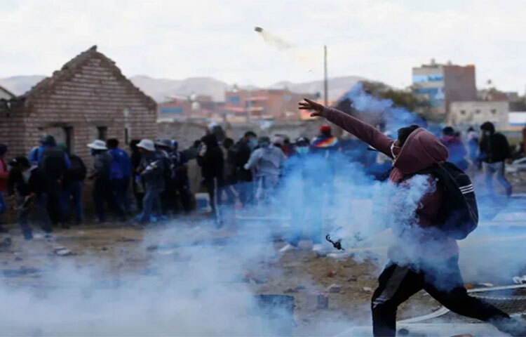 লাতিন আমেরিকার দেশ পেরুতে সরকারবিরোধী বিক্ষোভে কমপক্ষে ১৭ জন নিহত হয়েছেন। বিক্ষোভকারীরা দেশটির একটি বিমানবন্দরে হামলার চেষ্টা করলে নিরাপত্তা বাহিনীর সঙ্গে সংঘর্ষে প্রাণহানির এ ঘটনা ঘটে। ছবি: সংগৃহীত
