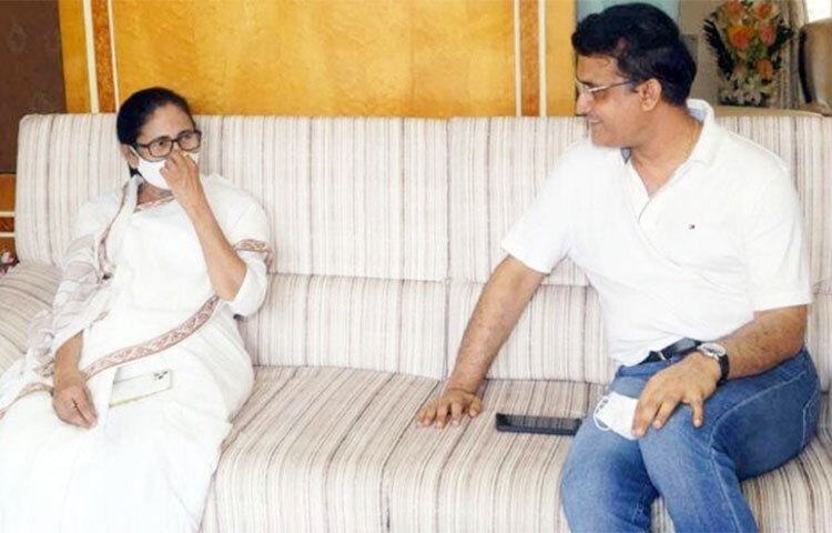 পশ্চিমবঙ্গ সরকারের সরকারি সদর দপ্তর নবান্নে মুখ্যমন্ত্রী মমতা ব্যানার্জির সঙ্গে বৈঠক করেছেন ভারতীয় ক্রিকেট দলের সাবেক ক্যাপ্টেন ও ক্রিকেট নিয়ন্ত্রণ বোর্ডের (বিসিসিআই) সাবেক সভাপতি সৌরভ গাঙ্গুলী। এর আগে সোমবার বিকালে সৌরভ গাঙ্গুলী নবান্নে পৌঁছান। বৈঠকে প্রায় ২০ মিনিট ধরে কথা বলেন তারা। তবে কি বিষয়ে কথা হয়েছে তাদের মধ্যে তা জানা যায়নি। ছবি: সংগৃহীত