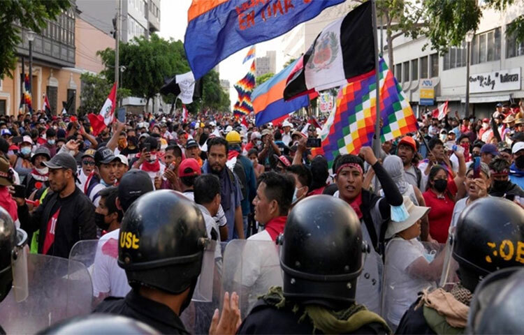 দক্ষিণ আমেরিকার দেশ পেরুতে চলছে সরকারবিরোধী আন্দোলন। গত মাস থেকে শুরু হওয়া রাজনৈতিক অস্থিরতায় সরকারের দমন-নিপীড়নে অন্তত ৫০ জন নিহত হওয়ার জেরে আন্দোলনের তীব্রতা বেড়েছে। ছবি: সংগৃহীত