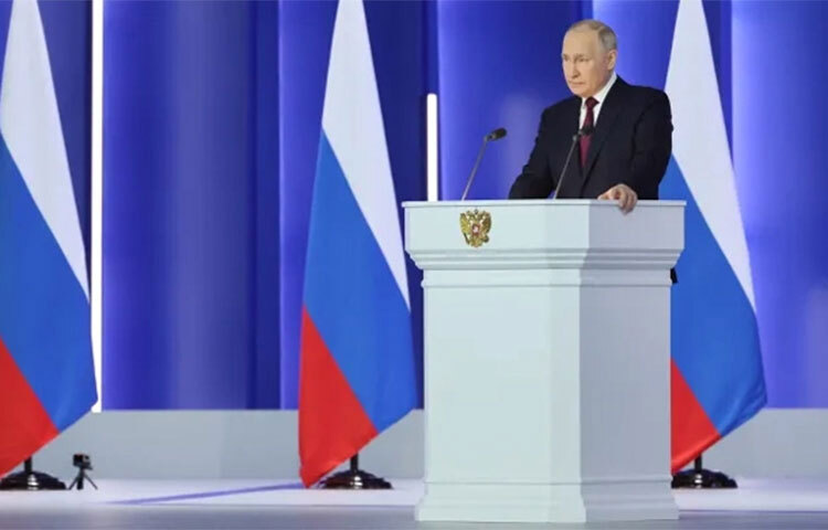রুশ প্রেসিডেন্ট ভ্লাদিমির পুতিন বলেন, যুক্তরাষ্ট্র নেতৃত্বাধীন ন্যাটো জোট একটি আঞ্চলিক যুদ্ধকে বিশ্বযুদ্ধে রূপান্তর করতে চায়। আজ চলমান রাশিয়া-ইউক্রেন যুদ্ধের এক বছরপূর্তিতে জাতির উদ্দেশ্যে দেওয়া ভাষণে এসব কথা বলেন তিনি। এ সময় তিনি ইউক্রেনে যুদ্ধ চালিয়ে যাওয়ার কথাও জানান। ছবি: সংগৃহীত