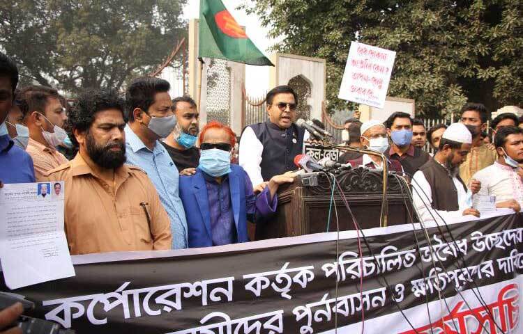 রাজধানীর প্রেসক্লাবের কদম ফোয়ারার সামনে ঢাকা দক্ষিণ সিটি করপোরেশনের সাবেক মেয়র সাঈদ খোকন এক মানববন্ধনে বক্তব্য দেন। ফুলবাড়িয়া সুপার মার্কেট-২ এ পরিচালিত উচ্ছেদ অভিযানে ক্ষতিগ্রস্ত ব্যবসায়ীদের ক্ষতিপূরণ ও পুনর্বাসনের দাবিতে এই মানববন্ধনের আয়োজন করা হয়। ছবি: বিপ্লব দিক্ষিৎ