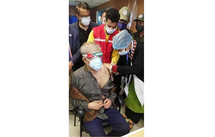 ডাক ও টেলিযোগাযোগমন্ত্রী মোস্তাফা জব্বার আজ করোনা টিকা গ্রহণ করেছেন। ছবি: পিআইডি