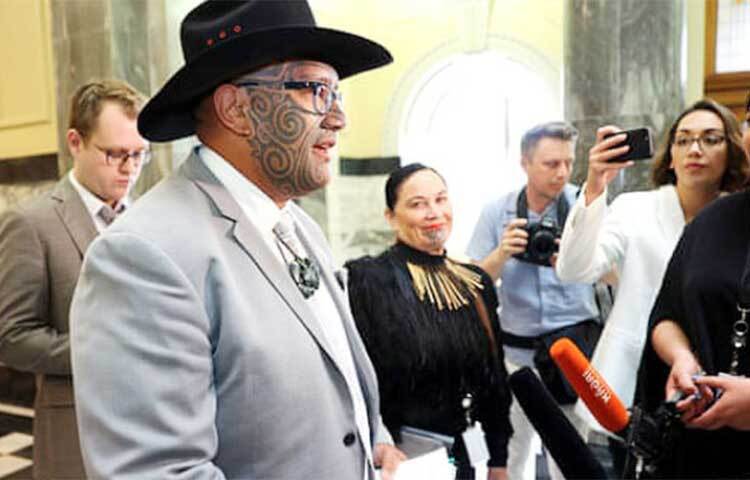 টাই না পরে আসায় সংসদে বক্তব্য রাখতে পারলেন না নিউজিল্যান্ডের মাওরি সম্প্রদায়ের নেতা রাওইরি ওয়েইতিতি। পোশাক নিয়ে বিতর্কের জেরে তাকে সভাকক্ষ থেকে বের করে দেন দেশটির স্পিকার ট্রেভর মালার্ড। ছবি: সংগৃহীত