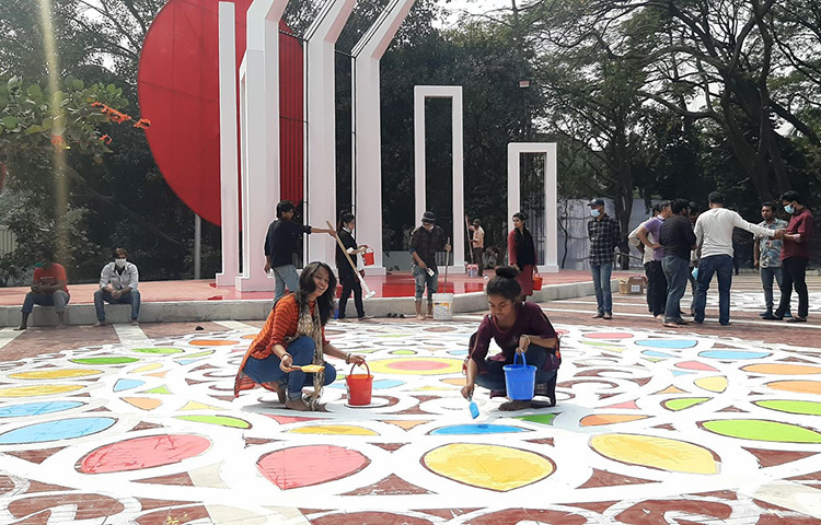 গত কয়েকদিন ধরে কেন্দ্রীয় শহীদ মিনার প্রাঙ্গণ ধোয়া-মোছা ও রঙ করার কাজ চলছে। শহীদ মিনারের চারপাশ বাঁশের ব্যারিকেড দিয়ে আটকে দেয়া এবং শহীদ মিনারের চারপাশ ও রাস্তায় সিসিটিভি স্থাপনসহ সার্বিক নিরাপত্তা নিশ্চিত করতে টানা কাজ করছে আইন শৃঙ্খলা রক্ষাকারী বাহিনীর সদস্যরা। ছবি: বিপ্লব দিক্ষিৎ