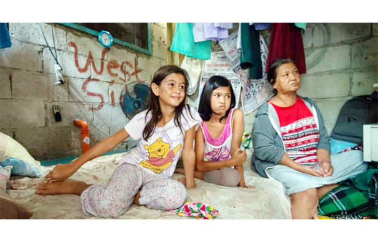 এক বছর ধরে ঘরবন্দি ফিলিপাইনের শিশুরা। করোনা মহামারির বিস্তার ঠেকাতে সরকারের নির্দেশনা অনুযায়ী, শিশুদের বাড়ির বাইরে বের হওয়া নিষেধ। ফলে ২৪ ঘণ্টাই শিশুরা এখন বাড়িতে থাকছে। ছবি: সংগৃহীত