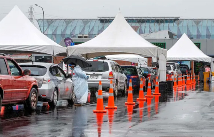 নিউজিল্যান্ডের বৃহত্তম অকল্যান্ড শহরে এক মাসেই দু’বার লকডাউন জারি করা হয়েছে। করোনা পরিস্থিতি নিয়ন্ত্রণে আজ দেশটির স্বাস্থ্য মন্ত্রণালয় লকডাউন জারি করে। সম্প্রতি দেশটিতে ব্রিটেনে শনাক্ত হওয়া নতুন ধরনের করোনার উপস্থিতি নিশ্চিত হওয়া গেছে। সে কারণেই কর্তৃপক্ষ কড়াকড়ি আরোপ করতে বাধ্য হয়েছে। ছবি: এএফপি