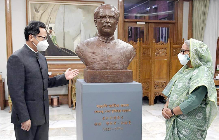 প্রধানমন্ত্রী শেখ হাসিনাকে চীনের রাষ্ট্রপতি শি জিনপিংয়ের দেয়া জাতির পিতা শেখ মুজিবুর রহমানের ভাস্কর্য হস্তান্তর করেন সে দেশের রাষ্ট্রদূত লি জিমিং। ছবি: পিআইডি