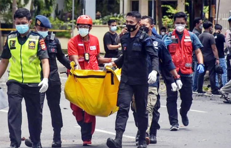 ইন্দোনেশিয়ায় একটি চার্চে আত্মঘাতী বোমা হামলার ঘটনা ঘটে। আজ দেশটির মাকাসার শহরের ক্যাথলিক চার্চে সন্দেহভাজন দুই আত্মঘাতী ওই হামলা চালিয়েছে। ইস্টার হলিডের শুরুতেই চালানো ওই হামলায় ১৪ জন আহত হয়েছে বলে পুলিশের পক্ষ থেকে নিশ্চিত করা হয়েছে। ছবি: সংগৃহীত