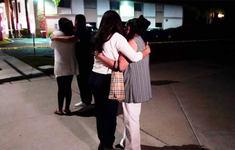 যুক্তরাষ্ট্রের ক্যালিফোর্নিয়া অঙ্গরাজ্যে গোলাগুলির ঘটনায় চারজনের মৃত্যু হয়েছে। এর মধ্যে এক শিশুও রয়েছে। ঘটনার স্থান পরিদর্শন করছেন স্থানীয় কয়েকজন বাসিন্দা। ছবি: সংগৃহীত