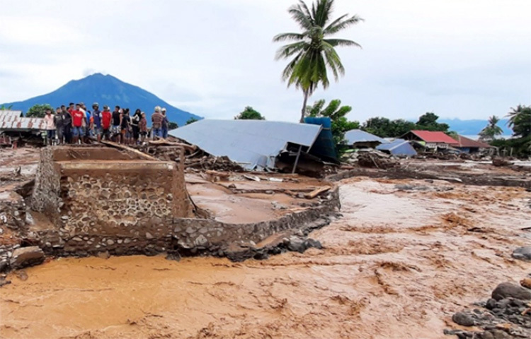 ইন্দোনেশিয়া এবং এর প্রতিবেশী দেশ পূর্ব তিমুরে আকস্মিক বন্যা ও ভূমিধসের ঘটনায় এখন পর্যন্ত দেড় শতাধিক মানুষের মৃত্যুর খবর পাওয়া গেছে। এখনও বহু মানুষ নিখোঁজ রয়েছে। তাদের উদ্ধারে কাজ করছে উদ্ধারকর্মীরা। ছবি: সংগৃহীত