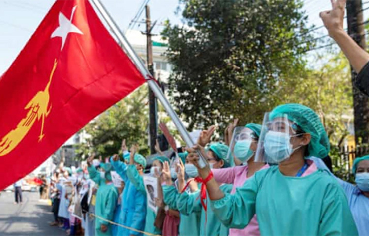 মিয়ানমারে গণতন্ত্রপন্থী চিকিৎসাকর্মীদের একটি বিক্ষোভে গুলি চালিয়েছে জান্তা-নিয়ন্ত্রিত নিরাপত্তা বাহিনী। বৃহস্পতিবার সকালে দেশটির মান্দালয় শহরে এ ঘটনা ঘটেছে বলে জানিয়েছে আন্তর্জাতিক গণমাধ্যমগুলো। ছবি: সংগৃহীত