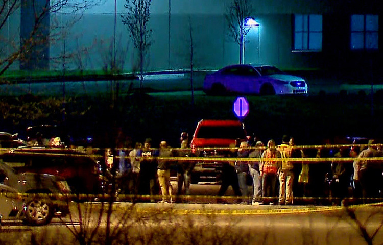 যুক্তরাষ্ট্রের ইন্ডিয়ানা অঙ্গরাজ্যের সবচেয়ে জনবহুল শহর ইন্ডিয়ানাপোলিসে বন্দুকধারীর হামলায় অন্তত আটজন নিহত হয়েছেন। আহত হয়েছেন আরও অনেকে। ছবি: রয়টার্স