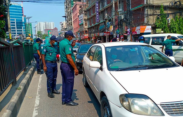 আজ লকডাউনের পঞ্চম দিনেও রাস্তায় যানবাহন সীমিত করার জন্য আইন শৃঙ্খলা রক্ষাকারী বাহিনীর সদস্যরা চেষ্টা চালাচ্ছেন। ছবি: জগো নিউজ