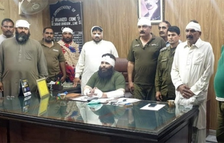 জিম্মি থাকা ১১ পুলিশকে মুক্তি দিয়েছে পাকিস্তানের নিষিদ্ধ দল তেহরিক-ই-লাব্বাইক পাকিস্তান বা টিএলপি। প্রথম দফার আলোচনার পর বিক্ষোভকারীদের হাতে জিম্মি ১১ পুলিশ সদস্য মুক্তি পেয়েছেন বলে জানিয়েছেন পাকিস্তানের স্বরাষ্ট্রমন্ত্রী শেখ রশীদ আহমেদ। ছবি: সংগৃহীত