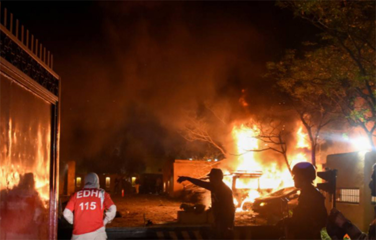 পাকিস্তানের কোয়েটা শহরের একটি বিলাসবহুল হোটেলে বোমা বিস্ফোরণের ঘটনায় কমপক্ষে চারজন নিহত হয়েছেন। এসময় আহত হয়েছেন আরও ১২ জন। এদিন দেশটির কোয়েটা সেরেনা হোটেলের পার্কিং লটে শক্তিশালী বোমা বিস্ফোরণ হয়েছে বলে নিশ্চিত করেছেন সরকারি কর্মকর্তারা। ছবি: সংগৃহীত