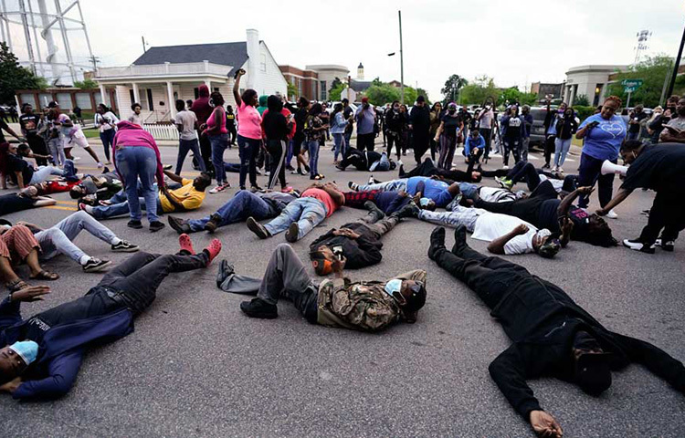 আমেরিকায় কৃষ্ণাঙ্গ এক ব্যক্তিকে গুলি করার অভিযোগে প্রতিবাদে পথে এলিজাবেথ সিটির নাগরিকেরা। ছবি: পিটিআই
