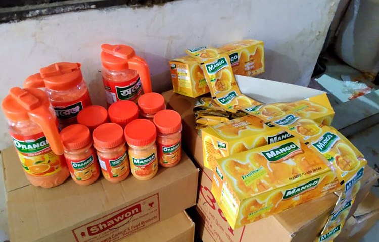 অভিযানকালে দেখা যায়, শাওন কনজ্যুমার ফুড প্রডাক্ট লি. নামক প্রতিষ্ঠানে তৈরি হচ্ছিল ১০০-এর উপর নানা ধরনের কোমল পানীয় ও ট্যাং। যার অনেকগুলো তৈরির অনুমোদন নেই। ছবি: জাগো নিউজ