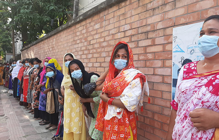 করোনার এ কঠিন সময় হতদরিদ্র মানুষের পাশে থাকতে ১৪০ পরিবারকে খাদ্য সহায়তা দিয়েছে ‘রবিনহুড দ্য অ্যানিমেল রেস্কিউ’ টিম। খাদ্য সহায়তা পাওয়াদের মধ্যে ছিলেন ৪০ জন তৃতীয় লিঙ্গের মানুষ। ছবি: জাগো নিউজ