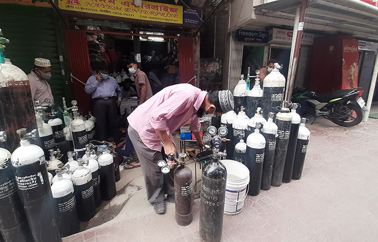 রাজধানীর মগবাজারের অনেক দোকানে অক্সিজেন সিলিন্ডার বিক্রি হচ্ছে। প্রতিদিন ৩০০টাকায় এ সিলিন্ডারগুলো ভাড়া দেয়া হচ্ছে। ছবি: বিপ্লব দিক্ষিৎ