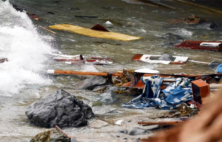 যুক্তরাষ্ট্রের ক্যালিফোর্নিয়া অঙ্গরাজ্যে রোববার সন্দেহভাজন মানবপাচারকারী একটি নৌকা উল্টে অন্তত তিনজন নিহত ও দুই ডজনেরও বেশি যাত্রী আহত হয়েছেন। ছবি: রয়টার্স