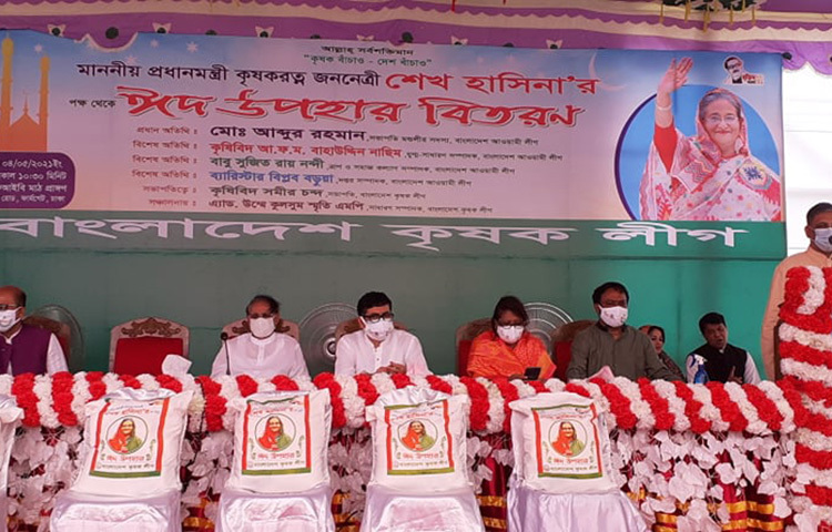 প্রধানমন্ত্রীর উপহার হিসেবে রাজধানী ঢাকায় নিম্নআয়ের মানুষের মাঝে ঈদ সামগ্রী বিতরণ করেছে কৃষক লীগ। আজ রাজধানীর কৃষিবিদ ইনস্টিটিউট মাঠে ৫০০ জনের মাঝে ঈদ সামগ্রী দেয় সংগঠনটি। এতে ছিল চাল, আটা, সেমাই, চিনি, তেল ও আলু। ছবি: জাগো নিউজ