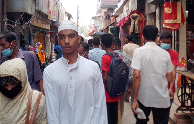 পিরোজপুরে জমে উঠেছে ঈদ বাজার। তবে ক্রেতাদেও অধিকাংশই স্বাস্থ্যবিধি মানছে না। ছবি: জাগো নিউজ