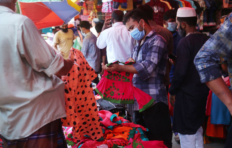 ঈদের কেনাকাটায় ব্যস্ত নগরবাসী। ছবি: বিপ্লব দিক্ষিৎ