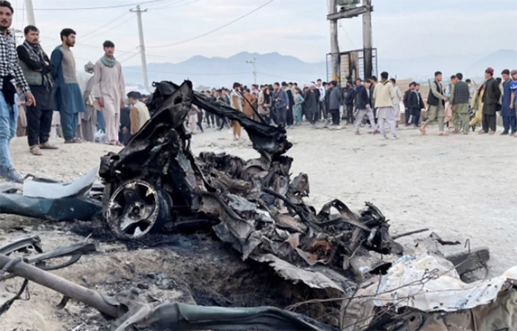 আফগানিস্তানের কাবুলে একটি স্কুলের কাছে বোমা হামলায় নিহতের সংখ্যা বেড়ে ৫৮ জনে দাঁড়িয়েছে। এছাড়া আহত হয়েছেন অন্তত দেড়শো জন। আজ দেশটির কর্মকর্তারা এ তথ্য জানিয়েছেন। আহতদের চিকিৎসা দিতে চিকিৎসকরা হিমশিম খাচ্ছেন। ছবি: সংগৃহীত