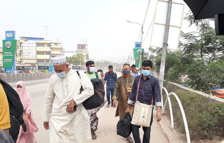 দূর পাল্লার গাড়ি বন্ধ থাকায় যে যার মত করে গন্তব্যের দিকে ছুটছেন। ছবি: বিপ্লব দিক্ষিৎ