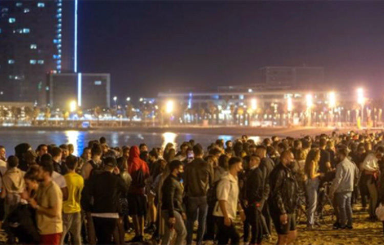 মহামারি করোনাভাইরাসের প্রকোপ রোধে দেশজুড়ে ছয় মাসের লকডাউন জারি করে স্পেন সরকার। দীর্ঘদিন পর গত শনিবার মধ্যরাতে বন্দিদশা থেকে মুক্ত হয়েছে দেশটির ১৭টির অধিকাংশ অঞ্চলের মানুষ। লকডাউন শেষ হওয়ার পর থেকে স্পেনে উৎসব চলছে। ছবি: সংগৃহীত