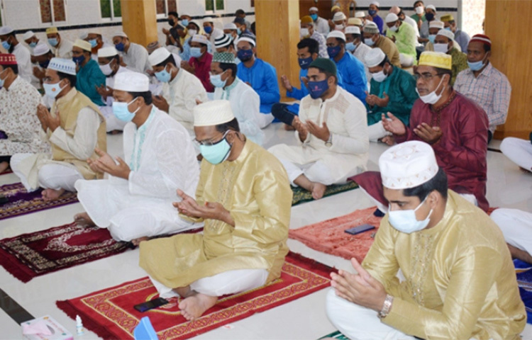 করোনাভাইরাসের সংক্রমণ বেড়ে যাওয়ার আশঙ্কায় সরকারি নির্দেশনা মেনে বরিশালের মসজিদে মসজিদে ঈদের জামাত অনুষ্ঠিত হয়েছে। ছবি: সাইফ আমীন
