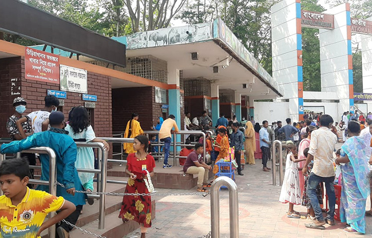 গত পাঁচ মাস ধরে রাজধানীর মিরপুরে জাতীয় চিড়িয়াখানায় দর্শনার্থীর প্রবেশ বন্ধ রয়েছে। ঈদ বিনোদনে ঢাকাবাসীর প্রধান বিনোদনকেন্দ্র হওয়ায় ঈদের দিন থেকে চিড়িয়াখানায় উপচেপড়া ভিড় লক্ষ করা গেছে। ছবি: বিপ্লব দিক্ষিৎ