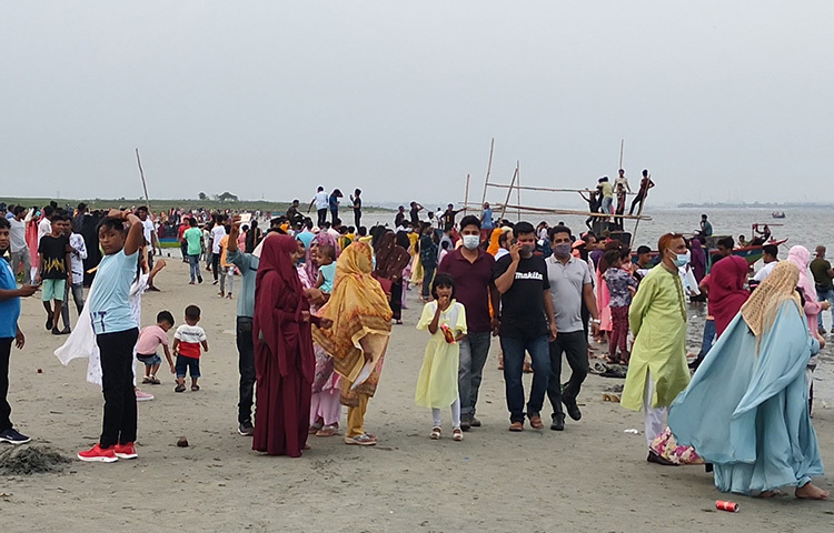 সমুদ্রপাড়ের আমেজ মিলবে মুন্সিগঞ্জের সীমান্ত সংলগ্ন সোনারগাঁওয়ের চিরকিশোরগঞ্জ গজারিয়াঘাট মেঘনা নদীর তীরে। ঈদ উদযাপনে মুন্সিগঞ্জ জেলা সদরের মানুষের অন্যতম স্পটে হয়ে উঠেছে স্থানটি। ছবি: জাগো নিউজ