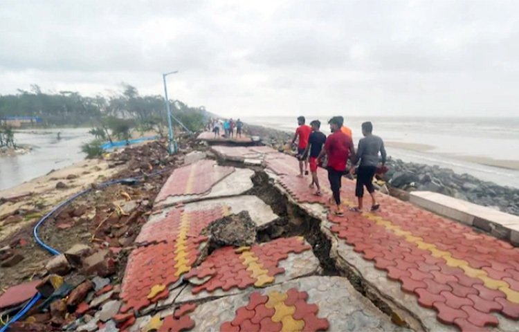 বাংলাদেশ ও ভারতের পশ্চিমবঙ্গে আঘাত হানা ঘূর্ণিঝড় ইয়াসের প্রভাবে উত্তাল হয়ে উঠেছিল বঙ্গোপসাগর। এখন সমুদ্র শান্ত। তবে ঘূর্ণিঝড়ের তাÐবের চিহ্ন রয়ে গেছে পশ্চিমবঙ্গে সমুদ্র তীরবর্তী শহর দিঘায়। ছবি: সংগৃহীত