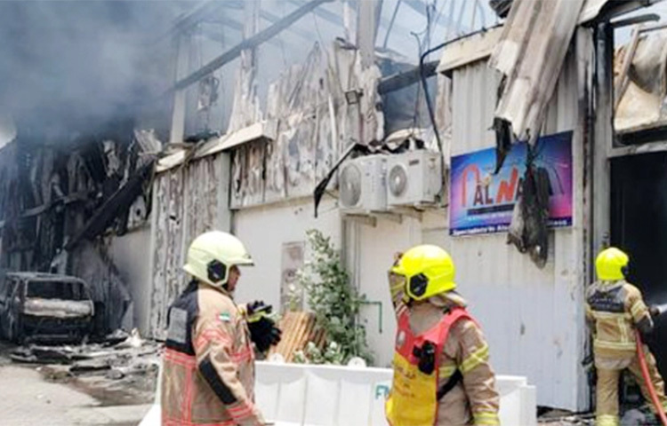 আরব আমিরাতের দুবাই শহরে অবস্থিত একটি রাসায়নিকের গুদামে ভয়াবহ অগ্নিকাÐের ঘটনা ঘটেছে। দেশটির বেসামরিক প্রতিরক্ষা বিভাগ জানিয়েছে, ওই গুদামে রাখা রাসায়নিক থেকেই দুর্ঘটনা ঘটেছে বলে ধারণা করা হচ্ছে। ছবি: সংগৃহীত