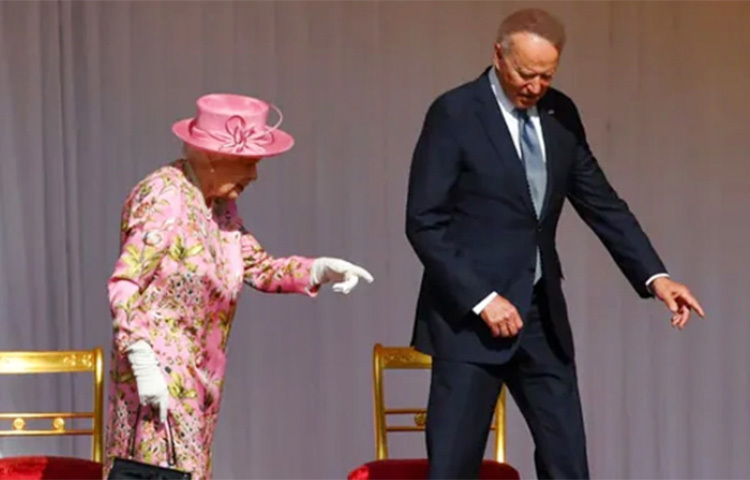 ব্রিটিশ রানি এলিজাবেথকে দেখে মায়ের কথা মনে পড়ে আবেগে আপ্লুত হলেন মার্কিন প্রেসিডেন্ট জো বাইডেন। তিনদিনের জি-৭ সম্মেলনের শেষদিন রোবরার উইন্ডসর ক্যাসেলে ৯৫ বছর বয়সী রানির সঙ্গে সাক্ষাৎ করেন বাইডেন। ছবি: সংগৃহীত