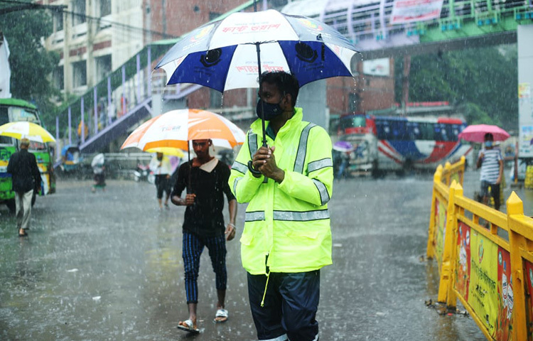 আজকের বৃষ্টিতে রাজধানীর একটি সড়কের দৃশ্য। ছবি: মাহবুব আলম