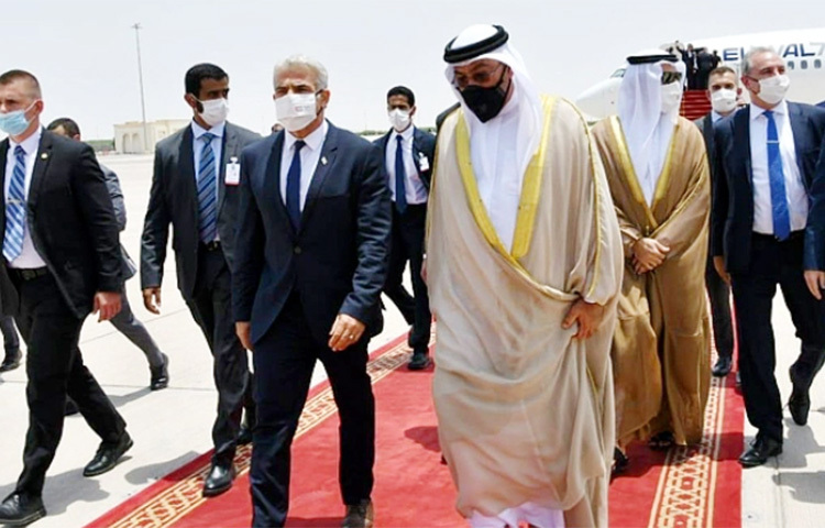 ইসরায়েলের ইতিহাসে প্রথম মন্ত্রী হিসেবে সরকারি সফরে সংযুক্ত আরব আমিরাতে গিয়েছেন ইয়াইর লাপিদ। আবুধাবিতে ইসরায়েলি দূতাবাস ও দুবাইয়ে কনস্যুলেট উদ্বোধন অনুষ্ঠানে অংশ নিতে মঙ্গলবার আমিরাতে পৌঁছেছেন তিনি। ছবি: সংগৃহীত