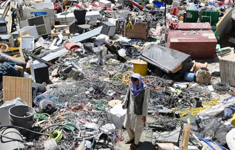 আফগানিস্তানের বাগরাম থেকে বিদায় নিয়েছে যুক্তরাষ্ট্র ও ন্যাটোর সব সেনা। তবে পড়ে রয়েছে তাদের তৈরি টনকে টন আবর্জনা। ছবি: সংগৃহীত