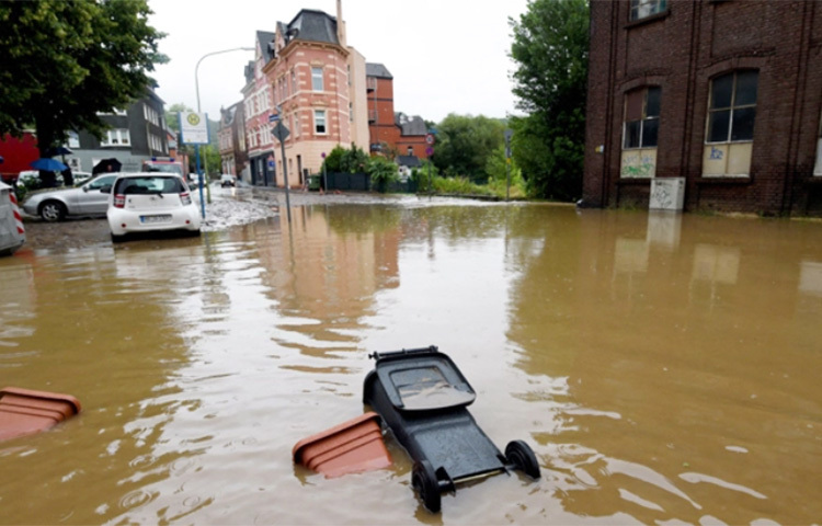 ইউরোপের বিভিন্ন দেশে ভয়াবহ বন্যা পরিস্থিতির সৃষ্টি হয়েছে। বন্যাকবলিত দেশগুলোতে এখনও উদ্ধার অভিযান চলছে। বন্যায় এ পর্যন্ত জার্মানিতে ১৩৩ জনের মৃত্যু হয়েছে বলে জানিয়েছে রয়টার্স। ছবি: সংগৃহীত