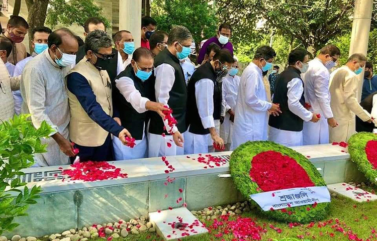 আজ বনানী কবরস্থানে জাতির পিতা বঙ্গবন্ধু শেখ মুজিবুর রহমানের জ্যেষ্ঠ পুত্র বীর মুক্তিযোদ্ধা শহীদ শেখ কামালের শুভ জন্মদিনে শ্রদ্ধার্ঘ্য অর্পণ ও দোয়া মাহফিলে অংশগ্রহণ করেন বাংলাদেশ আওয়ামী লীগের সভাপতি মণ্ডলীর সদস্য, জননেতা আব্দুর রহমানসহ আওয়ামী লীগের কেন্দ্রীয় নেতৃবৃন্দ। ছবি: সংগৃহীত